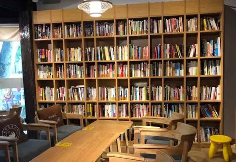 　　在快節(jié)奏的現(xiàn)代生活中，書店不僅是售賣書籍的場所，更是人們心靈棲息的港灣。對于鄭州的書店而言，如何通過裝修設計營造濃郁的書香氛圍，打造舒適宜人的閱讀區(qū)，成為吸引讀者、提升競爭力的關鍵。接下來，就從多個維度為你解析鄭州書店營造書香氛圍與舒適閱讀區(qū)的設計方案。  　　1、整體布局規(guī)劃：打造流暢閱讀動線  　　合理的整體布局是營造良好閱讀體驗的基礎。鄭州書店在設計時，可采用開放式與半開放式相結合的布局。將暢銷書、熱門書籍放置在入口顯眼位置，吸引讀者目光;按照文學、社科、兒童等不同類別劃分書籍陳列區(qū)域，每個區(qū)域設置清晰的指示牌。同時，在各個區(qū)域間留出寬敞的通道，避免擁擠雜亂，形成流暢的閱讀動線。此外，可設置獨立的文創(chuàng)產(chǎn)品區(qū)、咖啡休閑區(qū)，與書籍陳列區(qū)相互呼應，既豐富書店業(yè)態(tài)，又能引導讀者自然穿梭于不同空間，延長停留時間。  　　2、色彩與燈光設計：烘托靜謐書香氛圍  　　色彩和燈光對書店氛圍的營造起著至關重要的作用。在色彩選擇上，應以沉穩(wěn)、寧靜的色調(diào)為主，墻面可選用米白色、淺灰色等淡雅色彩，搭配木質(zhì)書架的暖棕色，營造出溫馨而不失莊重的氛圍。燈光設計則需兼顧功能性與氛圍營造，采用柔和的暖光作為基礎照明，均勻照亮整個書店空間;在書架區(qū)域設置局部射燈，突出書籍陳列，方便讀者查找;閱讀區(qū)的燈光要更加柔和，可使用臺燈、落地燈等，避免強光直射，為讀者打造靜謐舒適的閱讀環(huán)境，讓讀者沉浸在書香之中。  　　3、閱讀區(qū)細節(jié)設計：提升舒適閱讀體驗  　　舒適的閱讀區(qū)是書店留住讀者的核心。閱讀區(qū)的座椅選擇至關重要，應采用符合人體工程學的沙發(fā)、靠椅，搭配柔軟的坐墊和靠枕，確保讀者長時間閱讀不易產(chǎn)生疲勞感。閱讀桌椅的高度要合理搭配，桌面寬敞，方便讀者放置書籍和飲品。同時，在閱讀區(qū)設置充足的電源插座和 USB 接口，滿足讀者電子設備充電需求。此外，閱讀區(qū)的隔音設計也不容忽視，可采用吸音材料裝飾墻面和天花板，減少外界噪音干擾，為讀者提供安靜的閱讀空間。  　　4、文化元素融入：強化書店獨特氣質(zhì)  　　融入豐富的文化元素能讓書店更具辨識度和吸引力。鄭州有著深厚的歷史文化底蘊，書店可將本地文化特色融入裝修設計中。例如，在墻面裝飾上展示鄭州的歷史建筑、文化名人等圖片或繪畫;設置本土文化書籍專區(qū)，陳列與鄭州相關的歷史、民俗、藝術等書籍;還可定期舉辦與鄭州文化相關的講座、讀書分享會等活動，讓書店成為傳播本土文化的平臺。此外，通過擺放藝術擺件、懸掛書法作品等方式，提升書店的文化品味，強化其獨特氣質(zhì)，讓讀者在閱讀之余，也能感受到文化的熏陶。  　　鄭州書店通過科學的整體布局規(guī)劃、巧妙的色彩燈光設計、貼心的閱讀區(qū)細節(jié)處理以及豐富的文化元素融入，能夠成功營造出濃厚的書香氛圍與舒適的閱讀區(qū)。這樣的設計不僅能滿足讀者對高品質(zhì)閱讀環(huán)境的需求，還能讓書店成為城市文化的重要載體，吸引更多讀者走進書店，享受閱讀的樂趣，為鄭州的文化建設與發(fā)展貢獻力量。